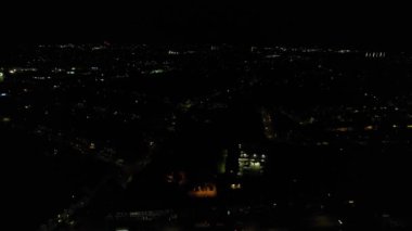 Aydınlanmış İngiliz Şehri ve Gece Yolları 'nın Hava Görüntüsü. İHA 'nın Aydınlanmış İngiliz Kasabası Yüksek Açılı Görüntüsü