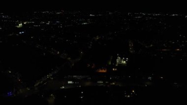 Aydınlanmış İngiliz Şehri ve Gece Yolları 'nın Hava Görüntüsü. İHA 'nın Aydınlanmış İngiliz Kasabası Yüksek Açılı Görüntüsü