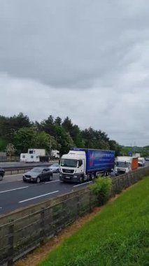 İngiliz Otoyolları Yüksek Açı Görüntüsü ve İngiltere 'nin Luton Şehri Trafiği. Görüntüler 25 Mayıs 2023 'te Drone' un Kamerasıyla çekildi.