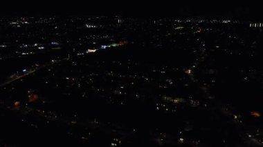 Aydınlanmış İngiliz Şehri ve Gece Yolları 'nın Güzel Hava Manzarası. İHA 'nın Aydınlanmış İngiliz Kasabası Yüksek Açı Görüntüsü. Görüntü 20 Mart 2023 'te çekildi.