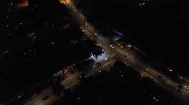 Aydınlanmış İngiliz Şehri ve Gece Yolları 'nın Güzel Hava Manzarası. İHA 'nın Aydınlanmış İngiliz Kasabası Yüksek Açı Görüntüsü. Görüntü 20 Mart 2023 'te çekildi.
