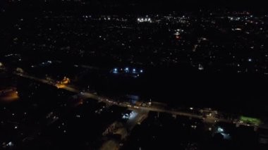 Aydınlanmış İngiliz Şehri ve Gece Yolları 'nın Güzel Hava Manzarası. İHA 'nın Aydınlanmış İngiliz Kasabası Yüksek Açı Görüntüsü. Görüntü 20 Mart 2023 'te çekildi.