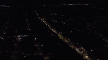 Aydınlanmış İngiliz Şehri ve Gece Yolları 'nın Güzel Hava Manzarası. İHA 'nın Aydınlanmış İngiliz Kasabası Yüksek Açı Görüntüsü. Görüntü 20 Mart 2023 'te çekildi.