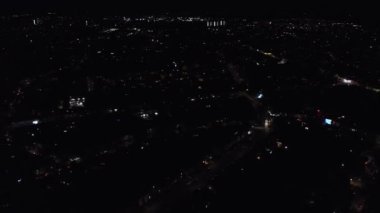 Aydınlanmış İngiliz Şehri ve Gece Yolları 'nın Güzel Hava Manzarası. İHA 'nın Aydınlanmış İngiliz Kasabası Yüksek Açı Görüntüsü. Görüntü 20 Mart 2023 'te çekildi.