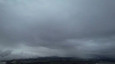 Fırtına Bulutları şehrin üzerinde ilerliyor. İHA 'nın Yüksek İrtifadan Kamera Görüntüsü
