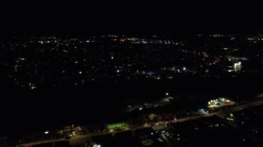 İngiltere 'nin Luton şehrinde Gece Canlı Havai fişeklerin Yüksek Açılı Görüntüsü