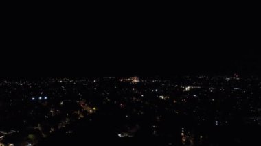 İngiltere 'nin Luton şehrinde Gece Canlı Havai fişeklerin Yüksek Açılı Görüntüsü