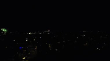 İngiltere 'nin Luton şehrinde Gece Canlı Havai fişeklerin Yüksek Açılı Görüntüsü