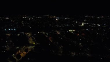 İngiltere 'nin Luton şehrinde Gece Canlı Havai fişeklerin Yüksek Açılı Görüntüsü