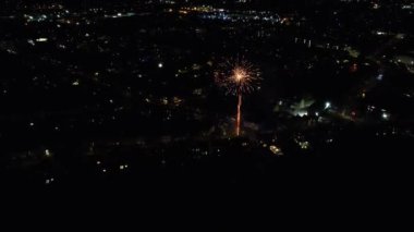 İngiltere 'nin Luton şehrinde Gece Canlı Havai fişeklerin Yüksek Açılı Görüntüsü