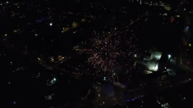 İngiltere 'nin Luton şehrinde Gece Canlı Havai fişeklerin Yüksek Açılı Görüntüsü