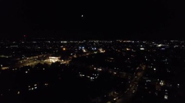 Aydınlanmış İngiliz Şehri ve Gece Yolları 'nın Hava Görüntüsü. İHA 'nın Aydınlanmış İngiliz Kasabası Yüksek Açılı Görüntüsü