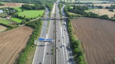 Birleşik Krallık, İngiltere - 07 Eylül 2022: Yoğun ve Rush Hours sırasında Hızlı Hareket Eden Otoyollar ve Güzel Otoyollar. Görüntü St Albans kavşağından alındı 
