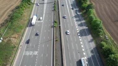 Birleşik Krallık, İngiltere - 07 Eylül 2022: Yoğun ve Rush Hours sırasında Hızlı Hareket Eden Otoyollar ve Güzel Otoyollar. Görüntü St Albans kavşağından alındı 