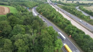 Birleşik Krallık, İngiltere - 07 Eylül 2022: Yoğun ve Rush Hours sırasında Hızlı Hareket Eden Otoyollar ve Güzel Otoyollar. Görüntü St Albans kavşağından alındı 