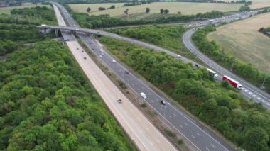 Birleşik Krallık, İngiltere - 07 Eylül 2022: Yoğun ve Rush Hours sırasında Hızlı Hareket Eden Otoyollar ve Güzel Otoyollar. Görüntü St Albans kavşağından alındı 