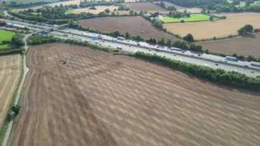 Birleşik Krallık, İngiltere - 07 Eylül 2022: Yoğun ve Rush Hours sırasında Hızlı Hareket Eden Otoyollar ve Güzel Otoyollar. Görüntü St Albans kavşağından alındı 