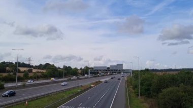 Birleşik Krallık, İngiltere - 07 Eylül 2022: Yoğun ve Rush Hours sırasında Hızlı Hareket Eden Otoyollar ve Güzel Otoyollar. Görüntü St Albans kavşağından alındı 