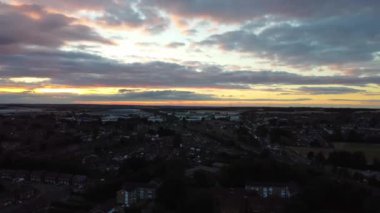 İngiltere 'nin Luton şehrindeki İngiliz Hava Görüntüleri, 25-Temmuz-2022 tarihlerinde Drone' un Kamerasıyla çekildi. Gün batımı