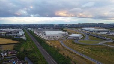 İngiltere 'nin Luton şehrindeki İngiliz Hava Görüntüleri, 25-Temmuz-2022 tarihlerinde Drone' un Kamerasıyla çekildi. Gün batımı