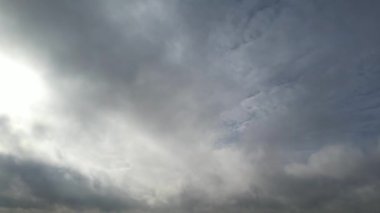 İngiltere 'nin Milton Keynes şehrinde gün batımından hemen önce En Güzel Gökyüzü ve Bulutlar