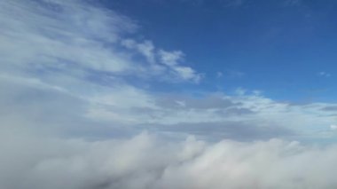 İngiltere 'nin Milton Keynes şehrinde gün batımından hemen önce En Güzel Gökyüzü ve Bulutlar