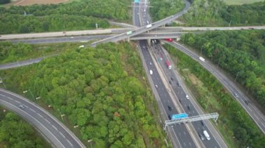 Birleşik Krallık, İngiltere - 07 Eylül 2022: Yoğun ve Rush Hours sırasında Hızlı Hareket Eden Otoyollar ve Güzel Otoyollar. Görüntü St Albans kavşağından alındı 