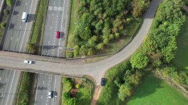 Birleşik Krallık, İngiltere - 07 Eylül 2022: Yoğun ve Rush Hours sırasında Hızlı Hareket Eden Otoyollar ve Güzel Otoyollar. Görüntü St Albans kavşağından alındı 