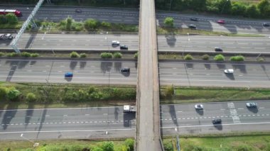 Birleşik Krallık, İngiltere - 07 Eylül 2022: Yoğun ve Rush Hours sırasında Hızlı Hareket Eden Otoyollar ve Güzel Otoyollar. Görüntü St Albans kavşağından alındı 