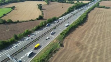 Birleşik Krallık, İngiltere - 07 Eylül 2022: Yoğun ve Rush Hours sırasında Hızlı Hareket Eden Otoyollar ve Güzel Otoyollar. Görüntü St Albans kavşağından alındı 