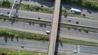 Birleşik Krallık, İngiltere - 07 Eylül 2022: Yoğun ve Rush Hours sırasında Hızlı Hareket Eden Otoyollar ve Güzel Otoyollar. Görüntü St Albans kavşağından alındı 