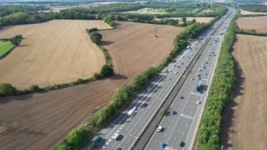 Birleşik Krallık, İngiltere - 07 Eylül 2022: Yoğun ve Rush Hours sırasında Hızlı Hareket Eden Otoyollar ve Güzel Otoyollar. Görüntü St Albans kavşağından alındı 