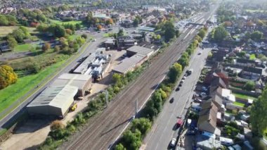 Luton City, İngiltere 'deki Leagrave tren istasyonuna yakın British City ve demiryolu hatlarının hava görüntüsü. Görüntü İHA 'nın Kamerasıyla 17 Ekim 2022' de kaydedildi.