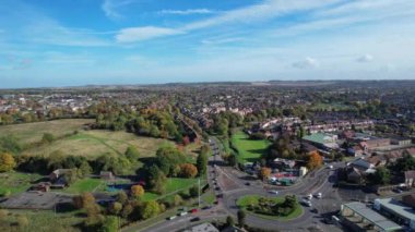 Luton City, İngiltere 'deki Leagrave tren istasyonuna yakın British City ve demiryolu hatlarının hava görüntüsü. Görüntü İHA 'nın Kamerasıyla 17 Ekim 2022' de kaydedildi.