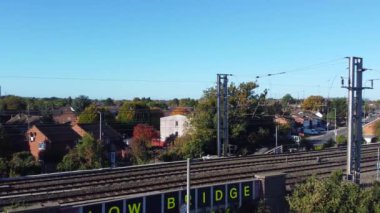 Luton kasabasının üzerinde uçan kuşların yavaş çekim görüntüleri, İngiltere