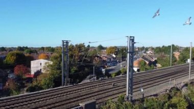 Luton kasabasının üzerinde uçan kuşların yavaş çekim görüntüleri, İngiltere