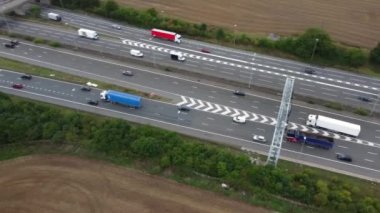 Birleşik Krallık, İngiltere - 07 Eylül 2022: Yoğun ve Rush Hours sırasında Hızlı Hareket Eden Trafikli Güzel İngiliz Otoyolları ve Otoyolları.