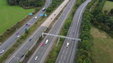 Birleşik Krallık, İngiltere - 07 Eylül 2022: Yoğun ve Rush Hours sırasında Hızlı Hareket Eden Trafikli Güzel İngiliz Otoyolları ve Otoyolları.