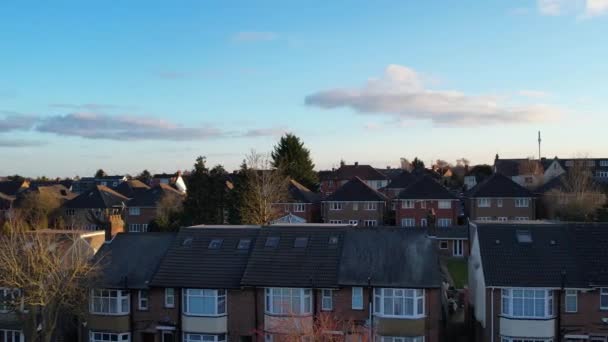 市内の英国の住宅の空中映像日没中 撮影は2023年3月2日 — ストック動画