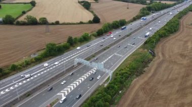 Birleşik Krallık, İngiltere - 07 Eylül 2022: Yoğun ve Rush Hours sırasında Hızlı Hareket Eden Trafikli Güzel İngiliz Otoyolları ve Otoyolları.