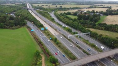 Birleşik Krallık, İngiltere - 07 Eylül 2022: Yoğun ve Rush Hours sırasında Hızlı Hareket Eden Trafikli Güzel İngiliz Otoyolları ve Otoyolları.