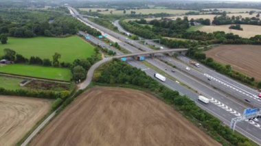 Birleşik Krallık, İngiltere - 07 Eylül 2022: Yoğun ve Rush Hours sırasında Hızlı Hareket Eden Trafikli Güzel İngiliz Otoyolları ve Otoyolları.