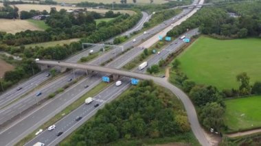 Birleşik Krallık, İngiltere - 07 Eylül 2022: Yoğun ve Rush Hours sırasında Hızlı Hareket Eden Trafikli Güzel İngiliz Otoyolları ve Otoyolları.