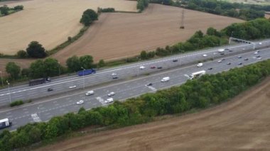 Birleşik Krallık, İngiltere - 07 Eylül 2022: Yoğun ve Rush Hours sırasında Hızlı Hareket Eden Trafikli Güzel İngiliz Otoyolları ve Otoyolları.