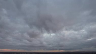 İngiltere 'nin Milton Keynes şehrinde Günbatımında Yüksek Açılı Bulutlar ve Gökyüzü Görüntüleri