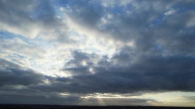 İngiltere 'nin Milton Keynes şehrinde Günbatımında Yüksek Açılı Bulutlar ve Gökyüzü Görüntüleri