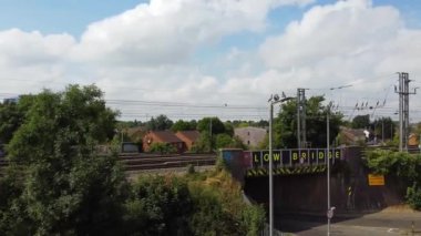 Bir kuş sürüsü yerel bir otoparkta besleniyor ve uçuyor.