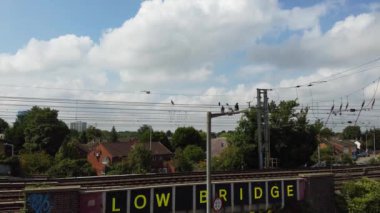 Antendeki güvercinler ve arka plandaki bulutlar