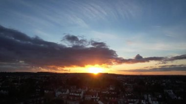 Yüksek Açılı Portakal Günbatımı ve Güzel Gökyüzü ile Bulutlu Lutlu İngiltere Şehri.