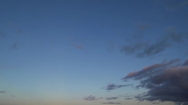 Yüksek Açılı Portakal Günbatımı ve Güzel Gökyüzü ile Bulutlu Lutlu İngiltere Şehri.